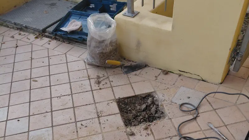 Scavo Chirurgico: invece di demolire tutto, rimuoviamo solo la singola mattonella sopra il punto esatto della rottura per riparare il tubo.