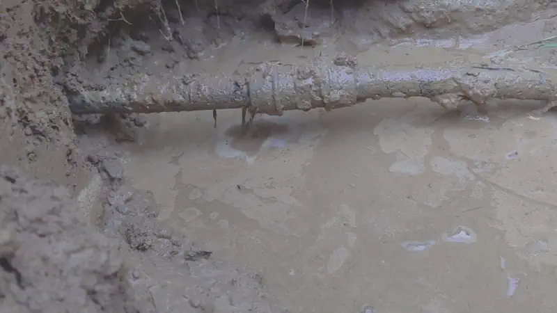 Tecnico con il geofono individua perdita tubazione interrata in giardino