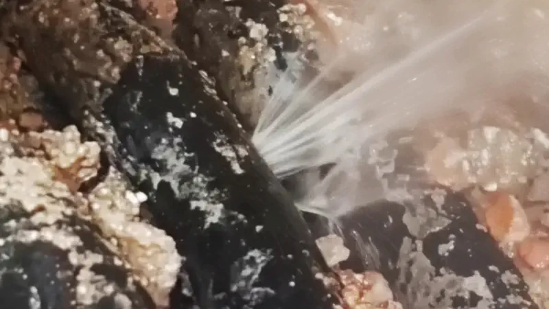 Rottura tubo antincendio e carico acqua fredda localizzato con precisione